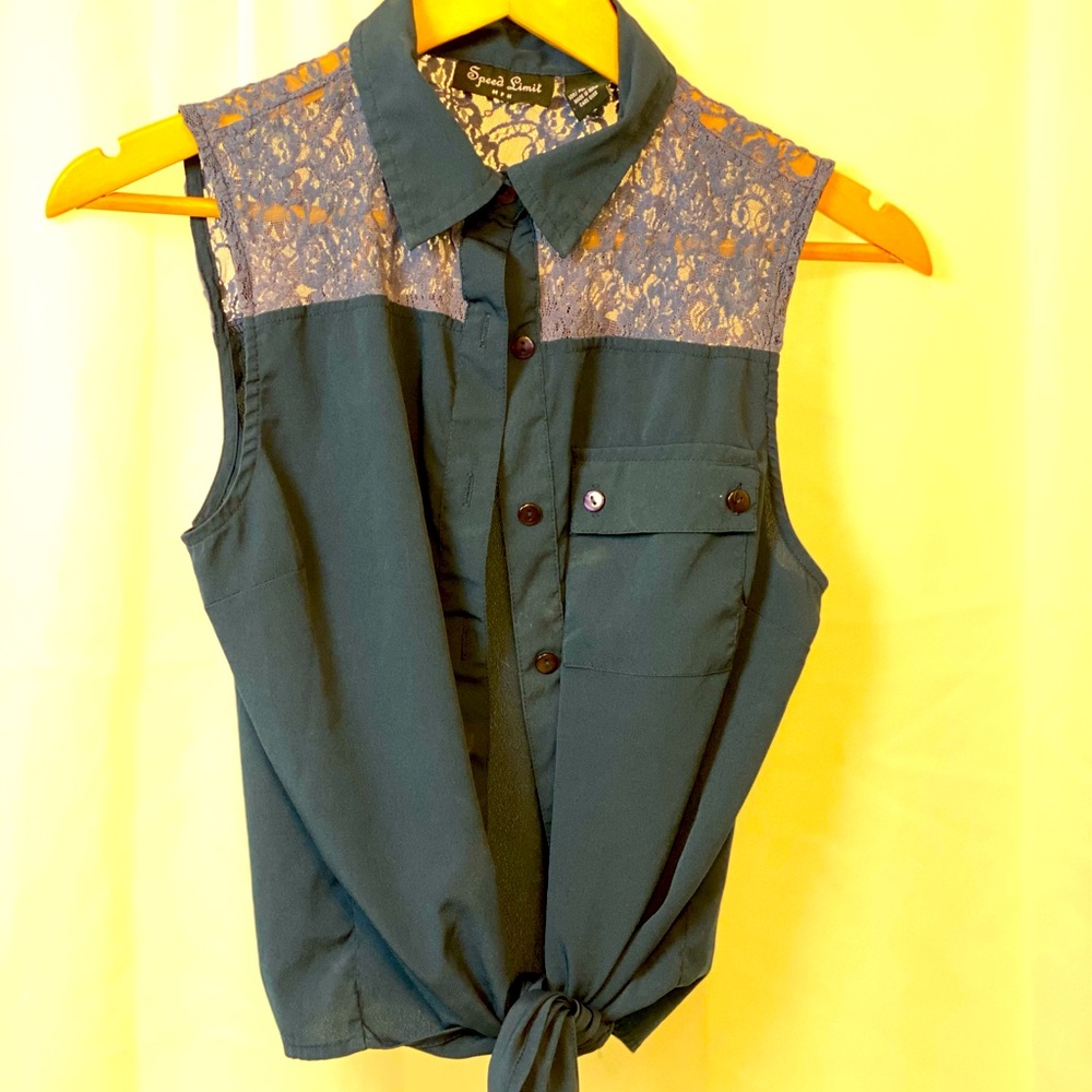 SPEED LIMIT JUNIOR SLEEVELESS BLOUSE.